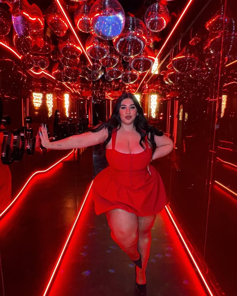 Curvy Model Natalia Lozano